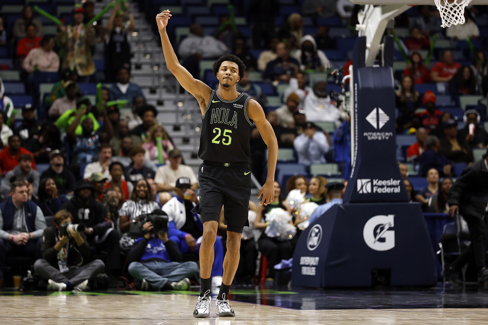 云开体育官网入口-仙人指路!奎因弧顶送抛传 墨菲腾空暴起双手空接扣篮